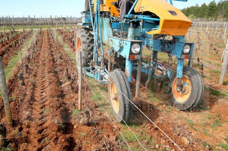 Enjambeur en train de travaille des vignes à Mercurey en Bourgogne